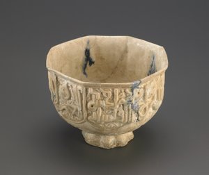 Kahdeksankulmainen kulho, Iran, Saljuq-dynastia (kivitahna läpinäkyvän lasitteen alla).